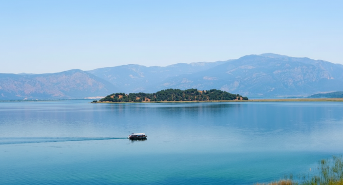 Köyceğiz Gölü’nde sazlıklar ve göl-kana l sistemi